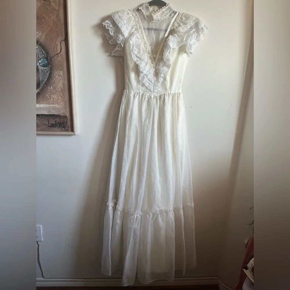Vintage JCPenney Ivory Lace Wedding Dress - size 7/8 - Picture 3 of 16